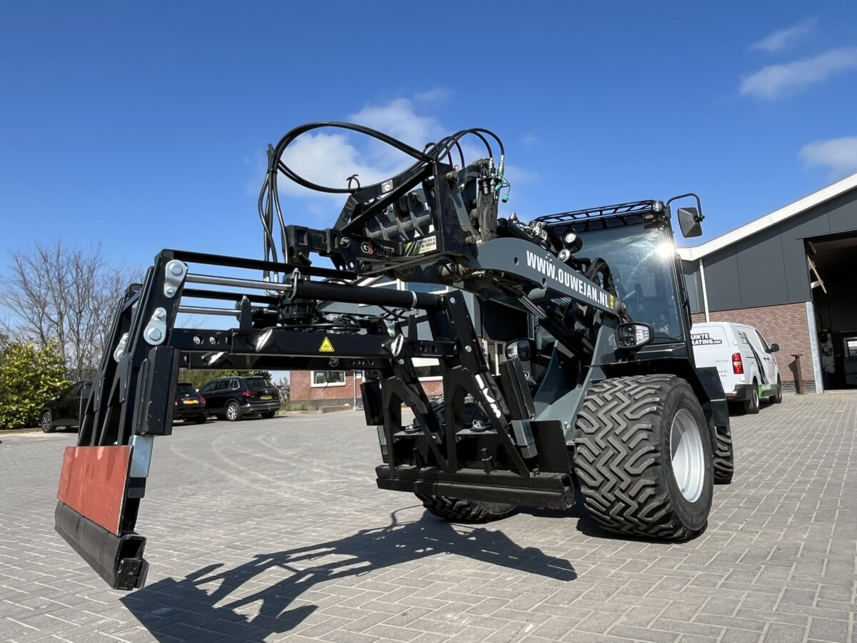 Hydraulic clamps for mini and midi machines